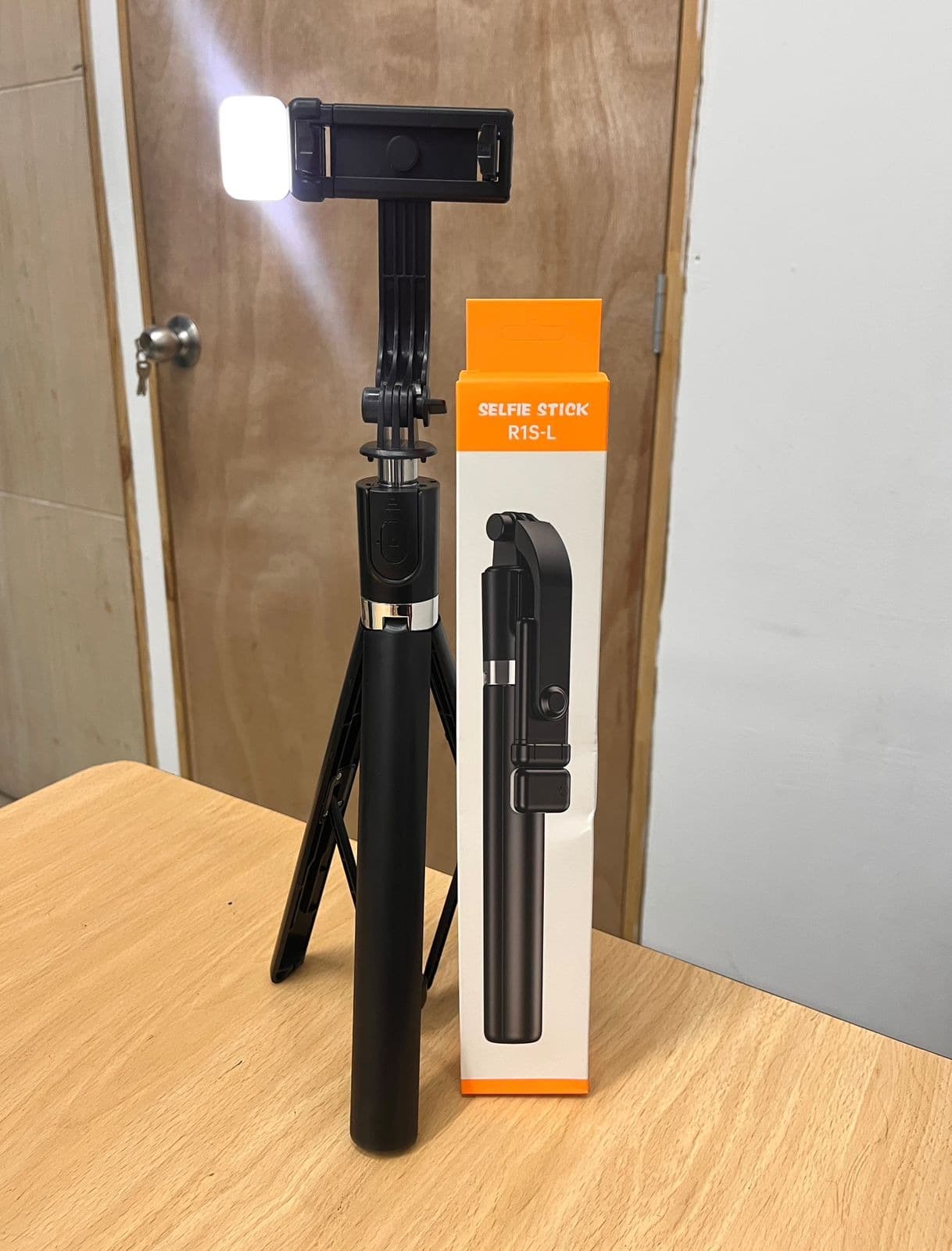 Tripode SELFIE STICK 1.50 Con Luz Led